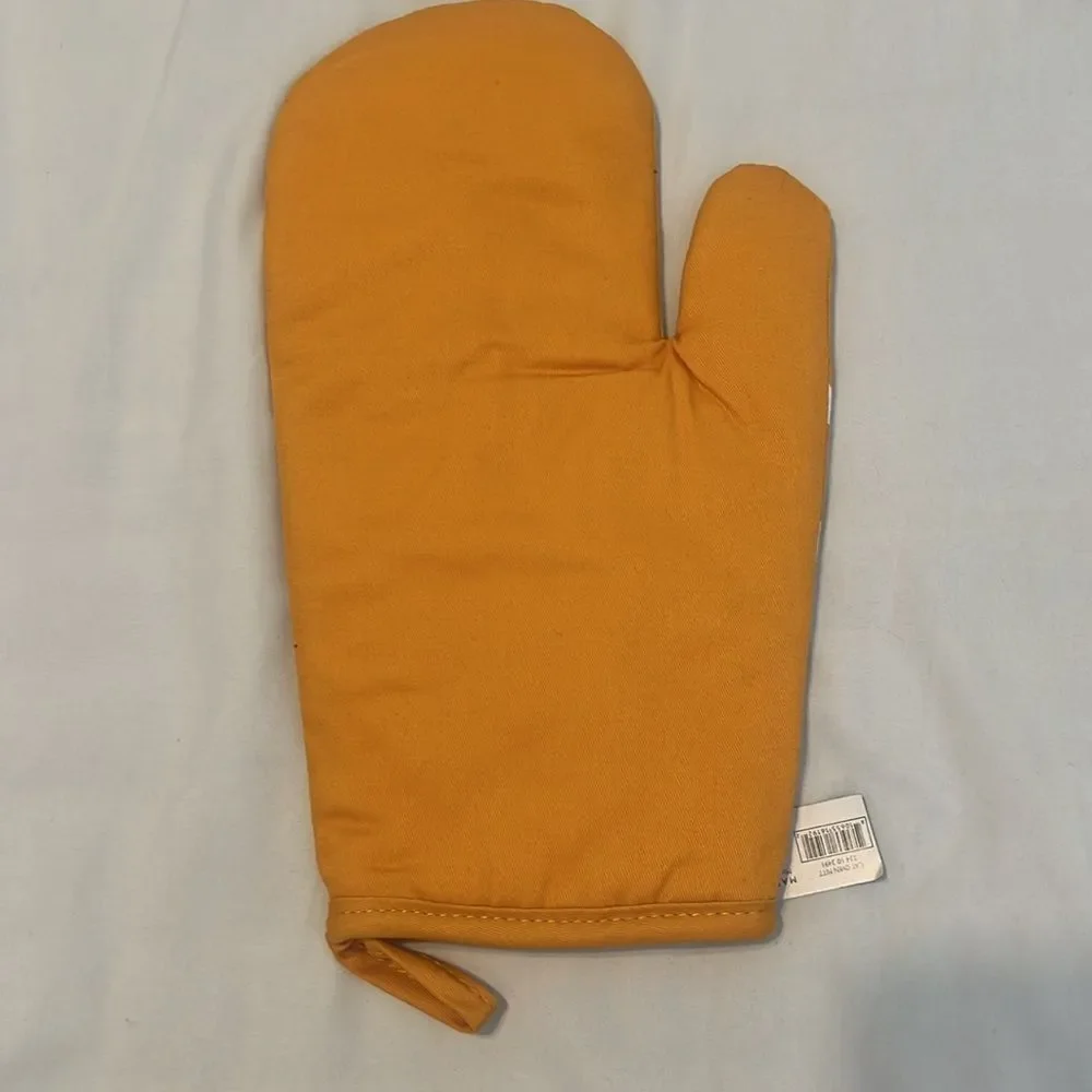 NWT Cat-Themed Brownish and White Oven Mitt